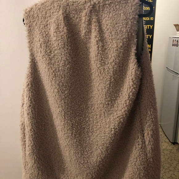 Wilfred Sherpa Vest - Picture 2 of 4